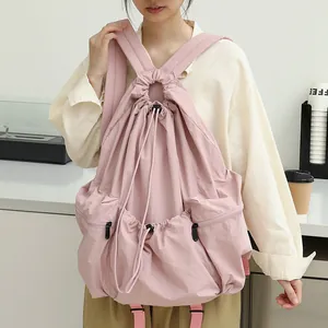 Mochila elegante de nailon rosa con pliegues y cordón para un uso diario y casual