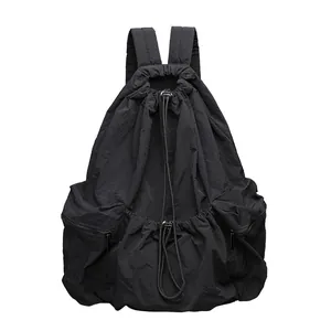Mochila negra de moda con cordón y textura de nailon arrugado para uso informal