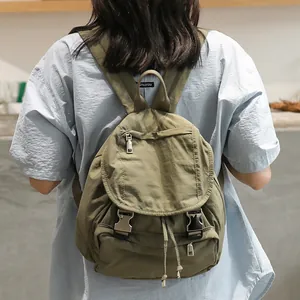 Mochila vintage de lona lavada verde oliva para un estilo casual japonés muy a la moda