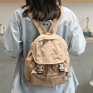 Mochila vintage de lona caqui con cierre de doble hebilla para un estilo japonés informal