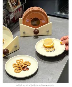 Nahaufnahme eines Keramik-Snackteller-Sets mit niedlichen Bären- und Dessertmustern
