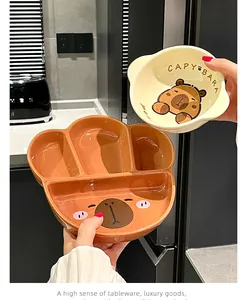 Vue détaillée de l'assiette divisée et du bol en céramique de capybara mignon