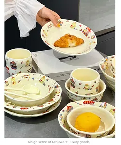 Détail de l'ensemble de vaisselle en céramique avec ours mignons pour le petit-déjeuner