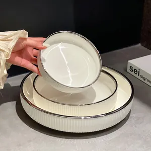 Service d'assiettes en céramique blanc crème avec texture rayée et bordure argentée