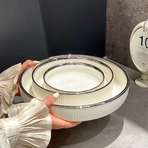 Ensemble de 3 assiettes en céramique à rayures verticales avec bordure argentée chic