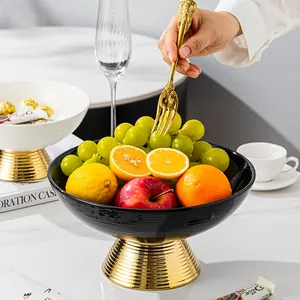 Frutero de lujo en cerámica negra con base dorada para decoración elegante del hogar