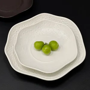 Minimalistisches Set weißer strukturierter Keramikteller mit gewelltem Rand für Pasta