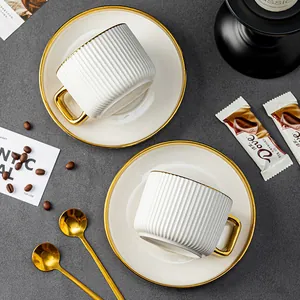 Luxuriöses weißes Keramik-Kaffeetassen-Set mit Goldrand, geriffeltem Design und Löffeln.