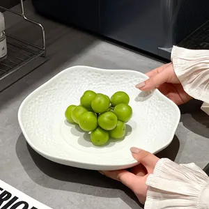 Minimalistischer weißer Keramikteller mit strukturierter Oberfläche für Nudeln.