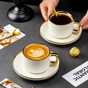 Luxuriöses Keramik-Kaffeetassen-Set mit Goldrand und eleganten vertikalen Streifen