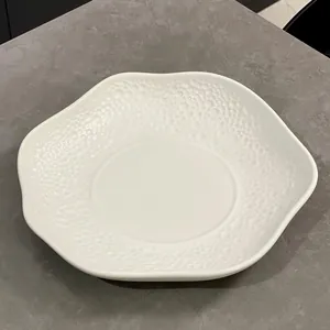 Eleganter weißer Keramik-Pastateller mit Hammerschlag-Textur und gewelltem Rand