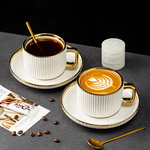 Elegantes Kaffeetassen- und Untertassen-Set aus weißer Keramik