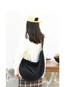 Vista trasera de un bolso bandolera grande de pana negra para un estilo casual diario