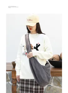 Bolso bandolera de pana gris de gran capacidad usado por una modelo en estilo casual