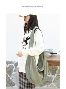 Bolso de hombro grande de pana verde estilo dumpling en modelo para look casual