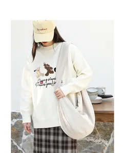 Bolso hobo grande de pana estilo japonés mostrado por una modelo en un ambiente casual.