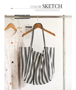 Dettaglio ravvicinato di una borsa tote casual in tela a righe bianche e nere qui.