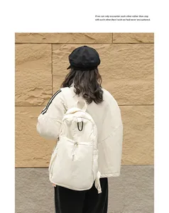 Vista detallada de una mochila casual de nailon blanco con cordón en una modelo real