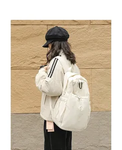 Mochila grande de nailon crema de moda con cordón y bolsillos laterales en modelo