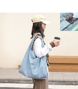 Bolso tote de seersucker texturizado azul claro en un entorno de estilo de vida casual