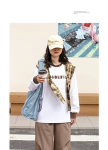Modelo con un bolso tote de lona azul en un atuendo casual de estilo callejero coreano