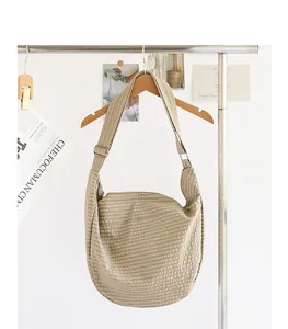 Bolso bandolera de lona a cuadros de estilo japonés colgado en un perchero de ropa profesional