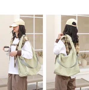 Vista de estilo de vida de bolso hobo de lona a cuadros verde, frente y espalda