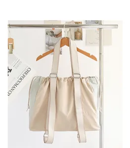 Primer plano detallado de un bolso tote de nailon con paneles de contraste verde menta