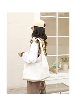 Bolso tote blanco con textura de estilo coreano para mujer usado por una modelo