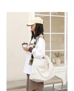 Foto de estilo de vida de mujer con bolso tote de lona blanca texturizada