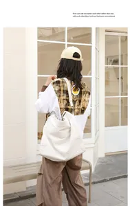Bolso tote de lona crema con textura de rejilla, mostrado en modelo en exteriores