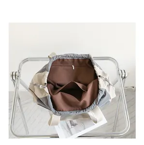 Vista detallada del compartimento interno del bolso tote de nailon bicolor con cordón y cremallera