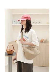 Lässige japanische Nylon-Umhängetasche für Damen, gezeigt in einer Café-Umgebung.