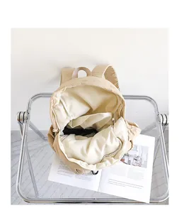 Vista detallada del interior espacioso de esta mochila de nailon beige de estilo japonés