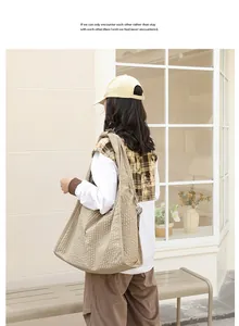Bolso tote de lona a cuadros informal usado por una modelo en un entorno urbano