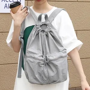 Lässiger grauer Nylon-Rucksack im japanischen Stil mit einzigartiger Faltenstruktur.