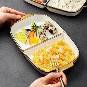 Eleganter geteilter Speiseteller aus weißer Keramik mit Goldrand für Portionskontrolle.