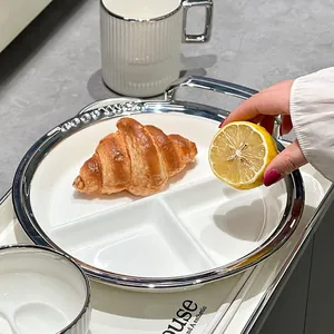Moderner minimalistischer geteilter Frühstücksteller aus Keramik mit elegantem Silberrand