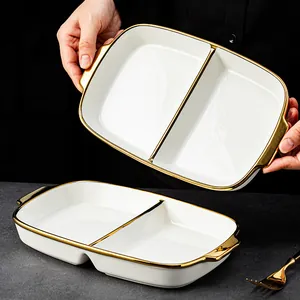 Eleganter geteilter Keramikteller in Weiß mit einem luxuriösen Goldrand und Griffen