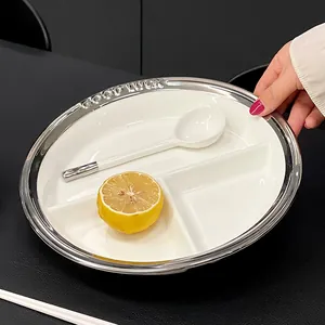 Minimalistischer geteilter Frühstücksteller aus Keramik mit silbernem Rand