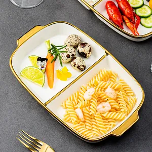 Eleganter weißer Keramik-Servierteller mit zwei Fächern und Goldrand für gesunde Mahlzeiten.