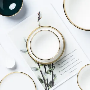 Elegante set di stoviglie in ceramica nordica bianco e smeraldo con raffinati bordi dorati