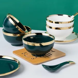 Elegante set di piatti in ceramica verde smeraldo con bordo dorato stile nordico