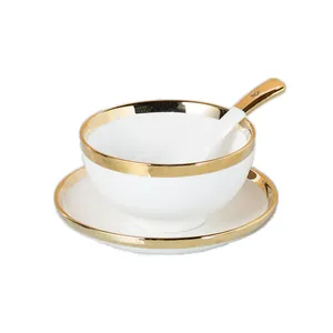 Elegante set di ciotola e piattino in ceramica bianca con bordo dorato di lusso per tavola