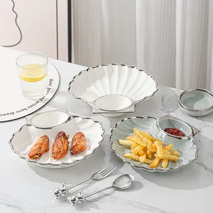 Schelpvormig Keramisch Dumpling Bord Met Geïntegreerd Dipsausbakje Zilveren Rand Porseleinen Snack Serveerschaal