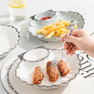 Elegante schelpvormige witte keramische plaat met ingebouwde dipsaus schotel voor snacks