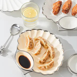 Elegante keramische dumplingplaat met een ingebouwde sausschotel en zilveren rand
