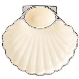 Elegante crèmekleurige keramische dumplingplaat in de vorm van een schelp met sausbakje