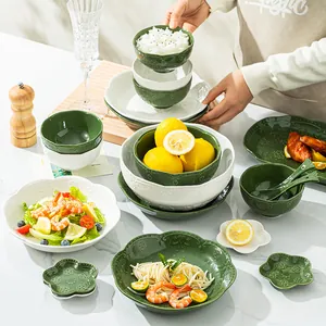 Service de vaisselle élégant en céramique verte et blanche avec motifs floraux