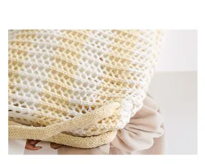 Primer plano del detalle del tejido de punto calado en una mochila de rayas amarillas y blancas.